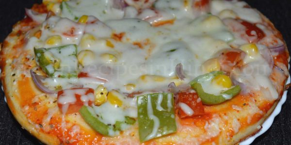 onion tomato capsicum pizza, pyaaz tamatar aur mushroom ka pizza, pizza image in Hindi